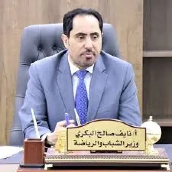 وزير الشباب والرياضة يُحذّر من رفع الشعارات السياسية في الملاعب ويُهدّد بنقل المباريات